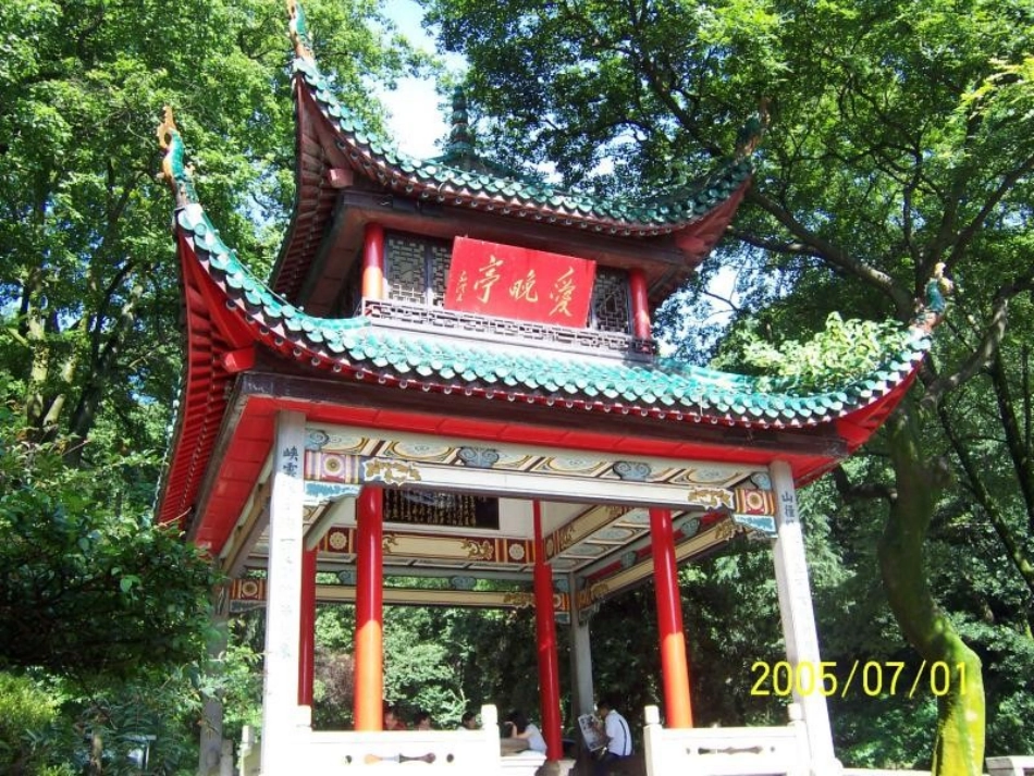 （人教新课标）六年级美术上册PPT课件爱护古建筑1PPT课件.ppt_第2页