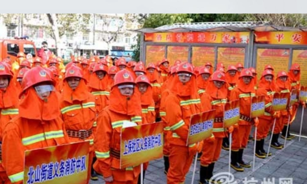 湘教小学美术一下《18灭火英雄 》PPT课件.ppt